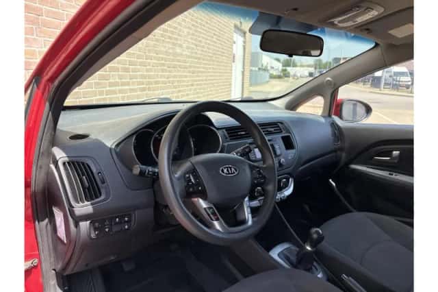 Kia Rio (2012) thumbnail 3