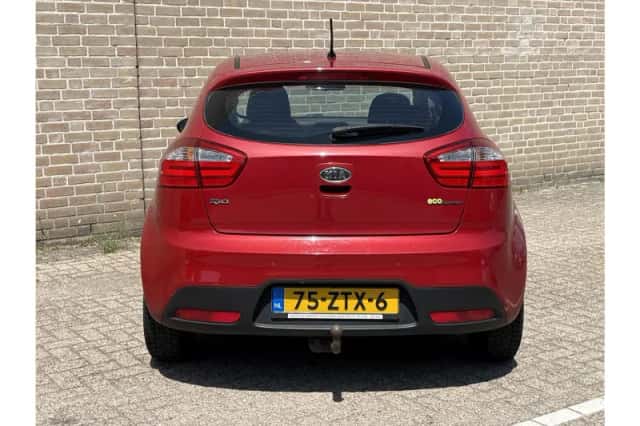 Kia Rio (2012) thumbnail 6