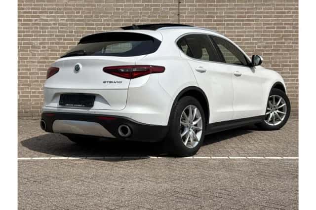 Alfa Romeo Stelvio (2019) thumbnail 2