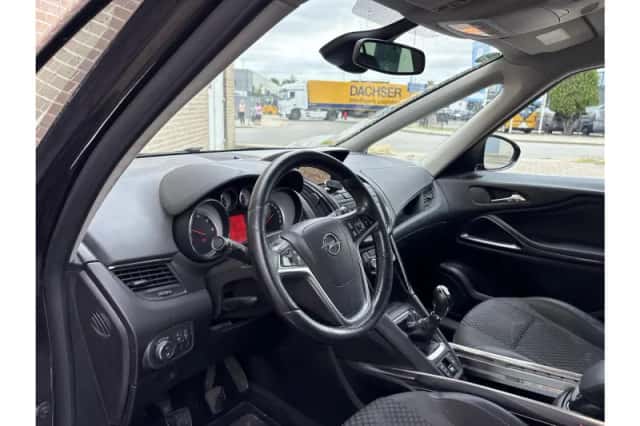 Opel Zafira (2015) thumbnail 3