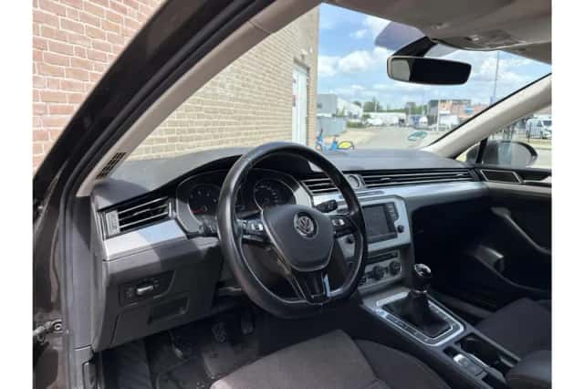 Volkswagen Passat (2015) thumbnail 3