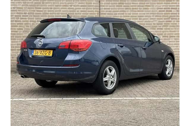 Opel Astra (2012) thumbnail 2