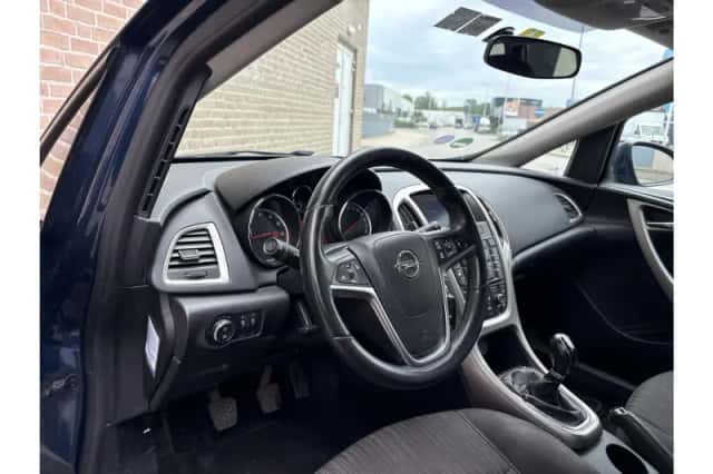 Opel Astra (2012) thumbnail 3