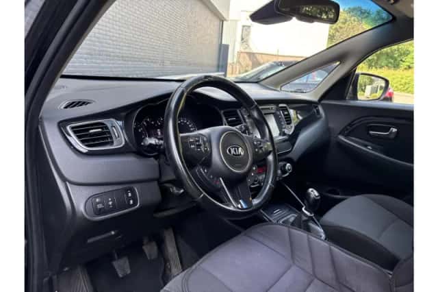 Kia Carens (2013) thumbnail 3