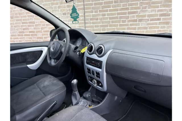 Dacia Sandero (2009) thumbnail 3