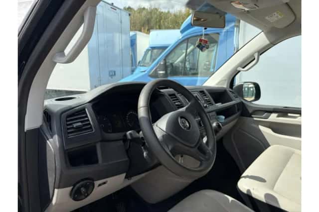 Volkswagen Transporter (2017) thumbnail 3