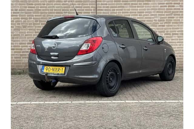 Opel Corsa (2010) thumbnail 2
