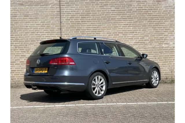Volkswagen Passat (2011) thumbnail 2