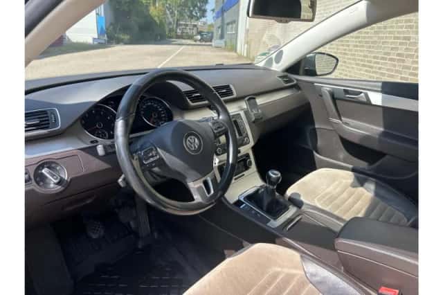Volkswagen Passat (2011) thumbnail 3