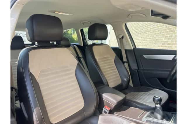 Volkswagen Passat (2011) thumbnail 4