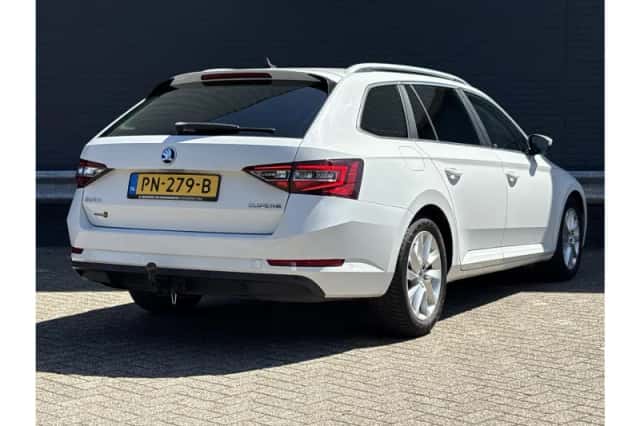 Škoda Superb (2017) thumbnail 2