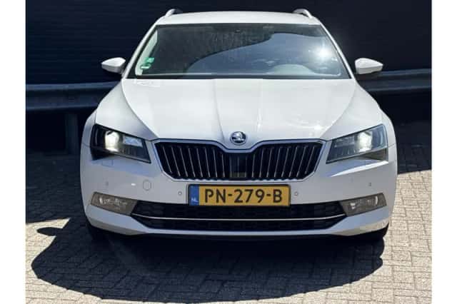 Škoda Superb (2017) thumbnail 5