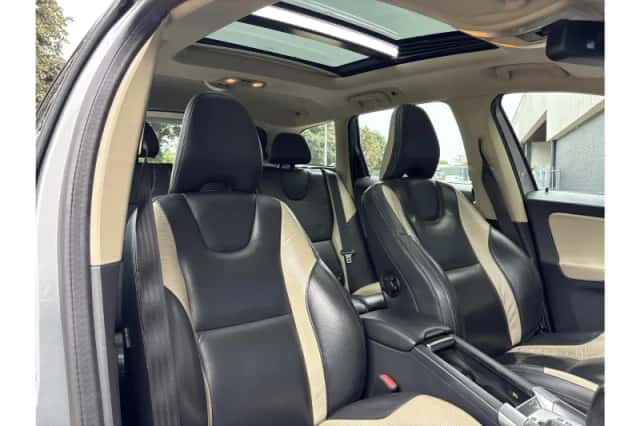 Volvo XC60 (2011) thumbnail 4