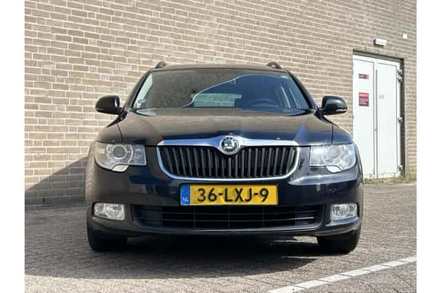 Škoda Superb (2010) thumbnail 5