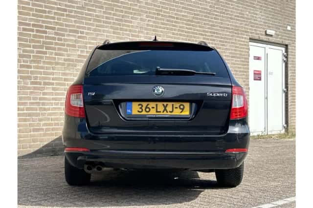 Škoda Superb (2010) thumbnail 6