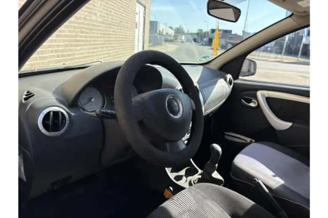 Dacia Sandero (2009) thumbnail 3