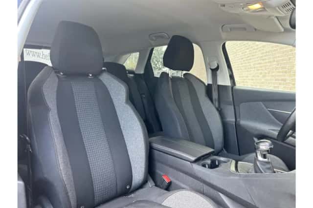 Peugeot 3008 (2019) thumbnail 4