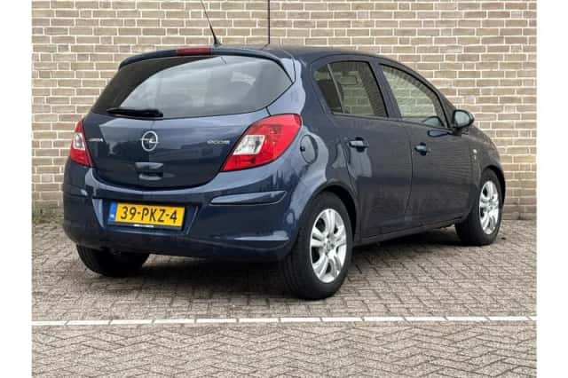 Opel Corsa (2011) thumbnail 2