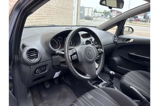 Opel Corsa (2011) thumbnail 3