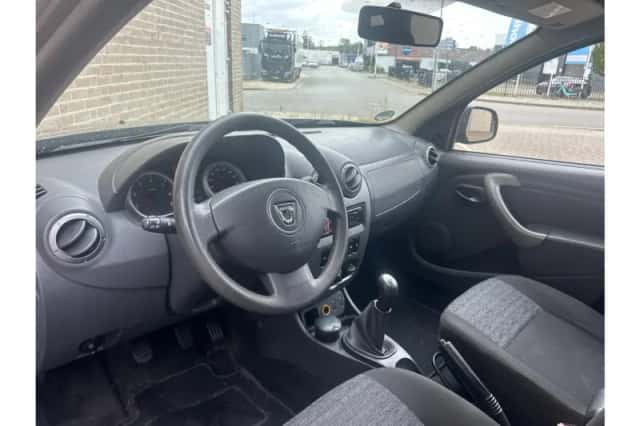 Dacia Duster (2011) thumbnail 3
