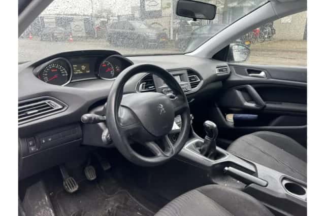 Peugeot 308 (2014) thumbnail 3