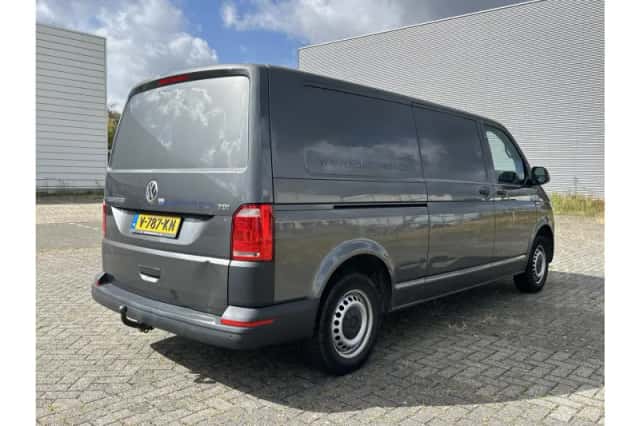 Volkswagen Transporter (2018) thumbnail 2
