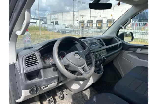 Volkswagen Transporter (2018) thumbnail 3