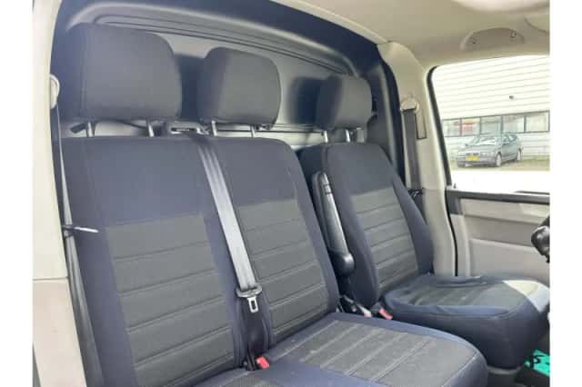 Volkswagen Transporter (2018) thumbnail 4