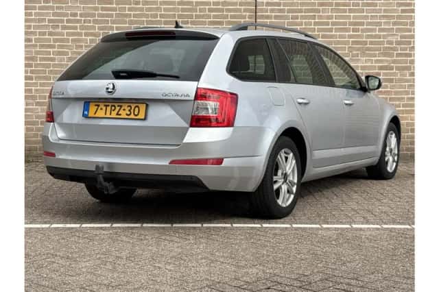 Škoda Octavia (2013) thumbnail 2