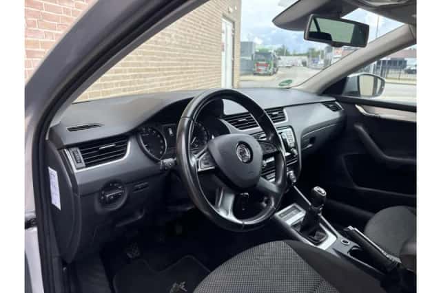 Škoda Octavia (2013) thumbnail 3
