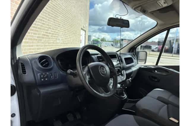Opel Vivaro (2015) thumbnail 3