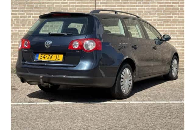 Volkswagen Passat (2008) thumbnail 2