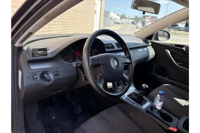 Volkswagen Passat (2008) thumbnail 3
