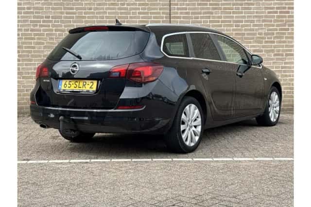 Opel Astra (2011) thumbnail 2