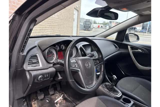 Opel Astra (2011) thumbnail 3