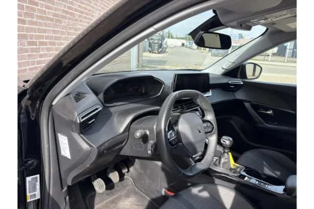 Peugeot 2008 (2022) thumbnail 3