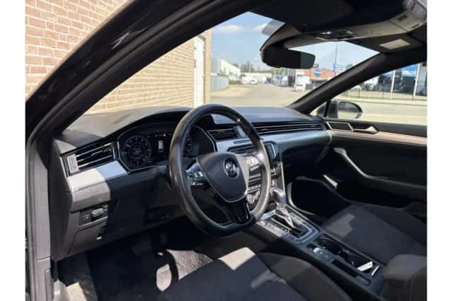 Volkswagen Passat (2015) thumbnail 3