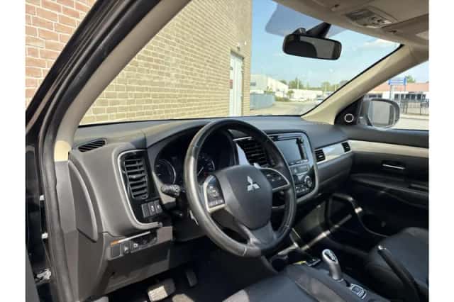 Mitsubishi Outlander (2014) thumbnail 3