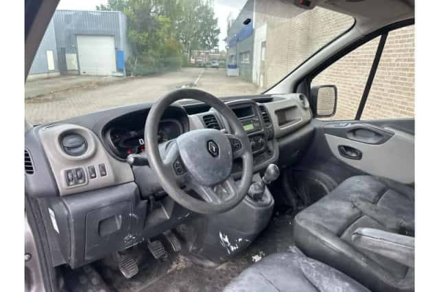 Renault Trafic (2016) thumbnail 3