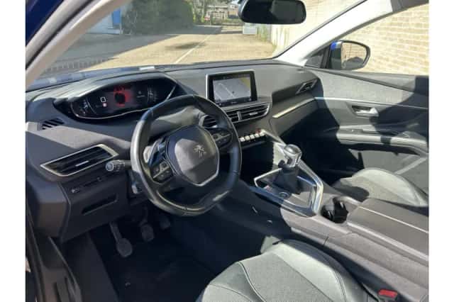 Peugeot 3008 (2018) thumbnail 3