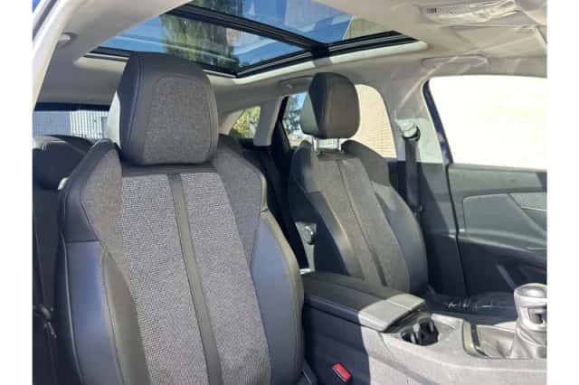 Peugeot 3008 (2018) thumbnail 4