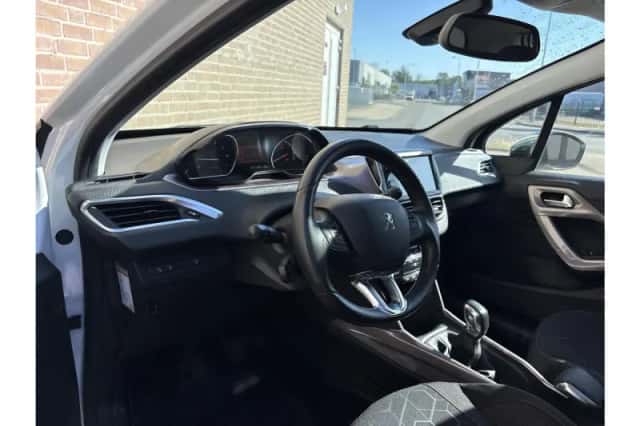 Peugeot 2008 (2015) thumbnail 3