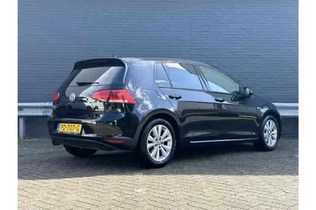 Volkswagen Golf (2017) thumbnail 2