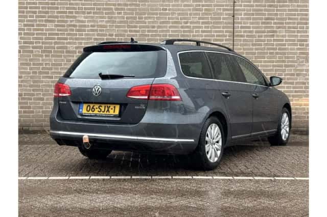 Volkswagen Passat (2011) thumbnail 2