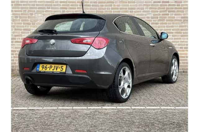 Alfa Romeo Giulietta (2011) thumbnail 2