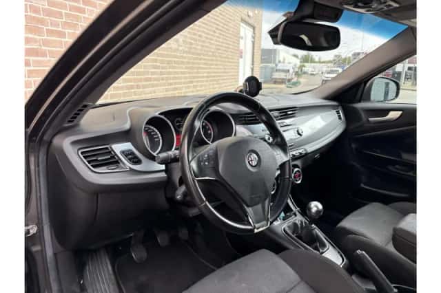 Alfa Romeo Giulietta (2011) thumbnail 3