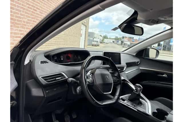 Peugeot 5008 (2018) thumbnail 3