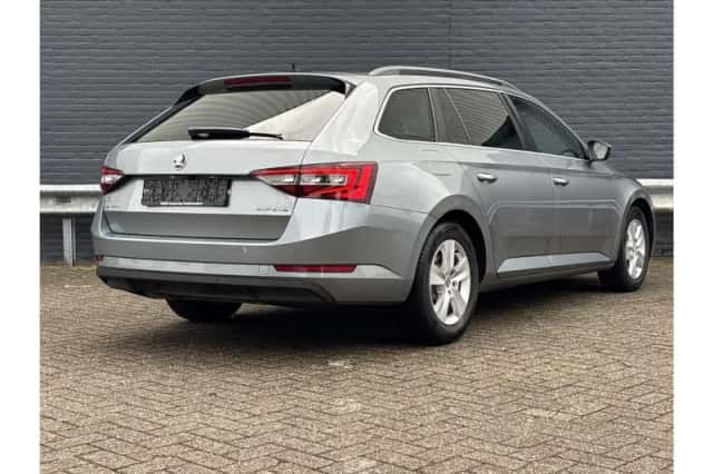 Škoda Superb (2017) thumbnail 2