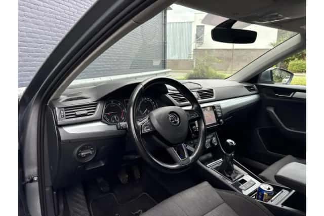 Škoda Superb (2017) thumbnail 3