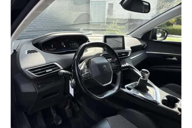 Peugeot 3008 (2018) thumbnail 3